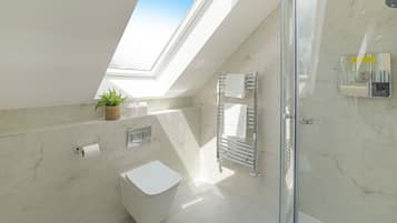 Elite House, 4 Bedrooms, Patio | Bathroom | Combined shower/bathtub, hair dryer, towels