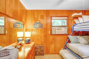 2 bedrooms, WiFi, bed sheets - Sullivan Lake Cabin w/ Pierz & Hillman Access! (Pierz)