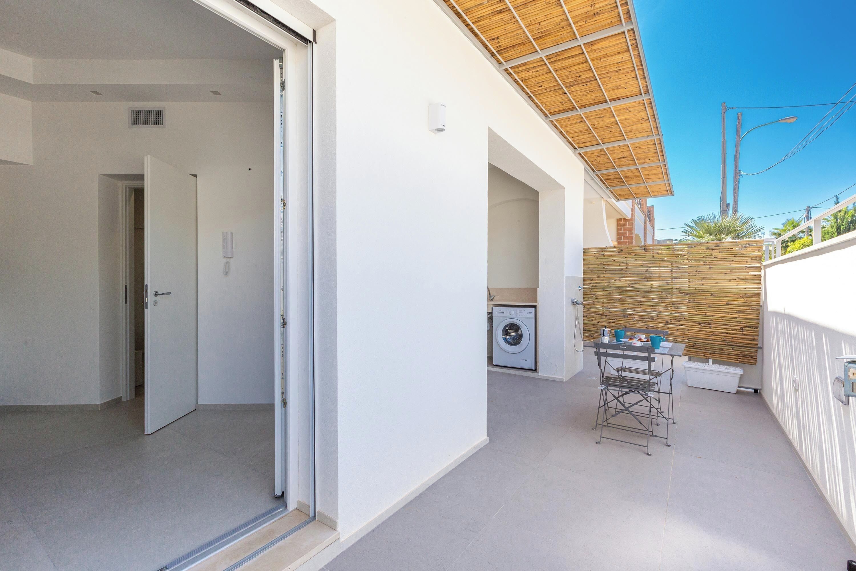Un apartamento moderno y limpio con un espacio amplio, lavadora y comedor.