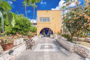Property grounds - Thalissa Beach House - Mono View by BarbarHouse (Taranto)