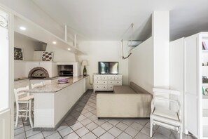 TV - Thalissa Beach House - Mono View by BarbarHouse (Taranto)