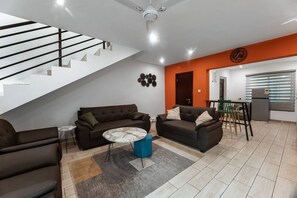 Living area - Cozy 2-bedroom townhome with AC and WiFi in brilliant Adenta (Adenta)