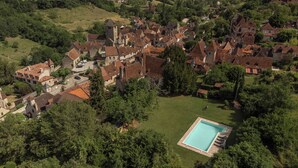 Aerial view - Manoir de Laroque Delprat (Autoire)