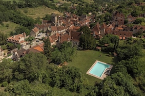 Aerial view - Manoir de Laroque Delprat (Autoire)