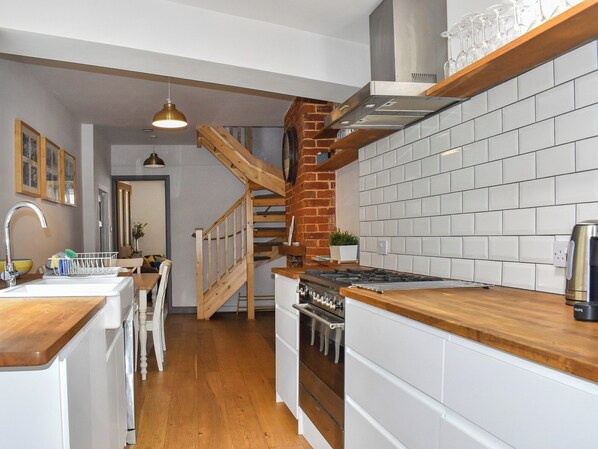 Geschirrspüler, Hochstuhl, Kochgeschirr/Geschirr/Besteck