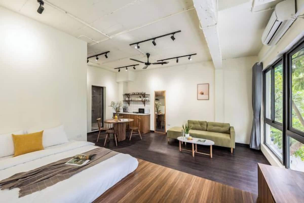 1 bedroom, Egyptian cotton sheets, premium bedding, down comforters