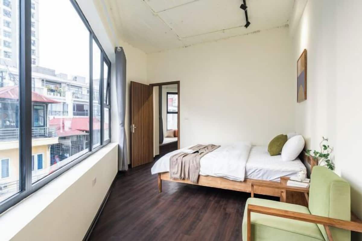 1 bedroom, Egyptian cotton sheets, premium bedding, down comforters