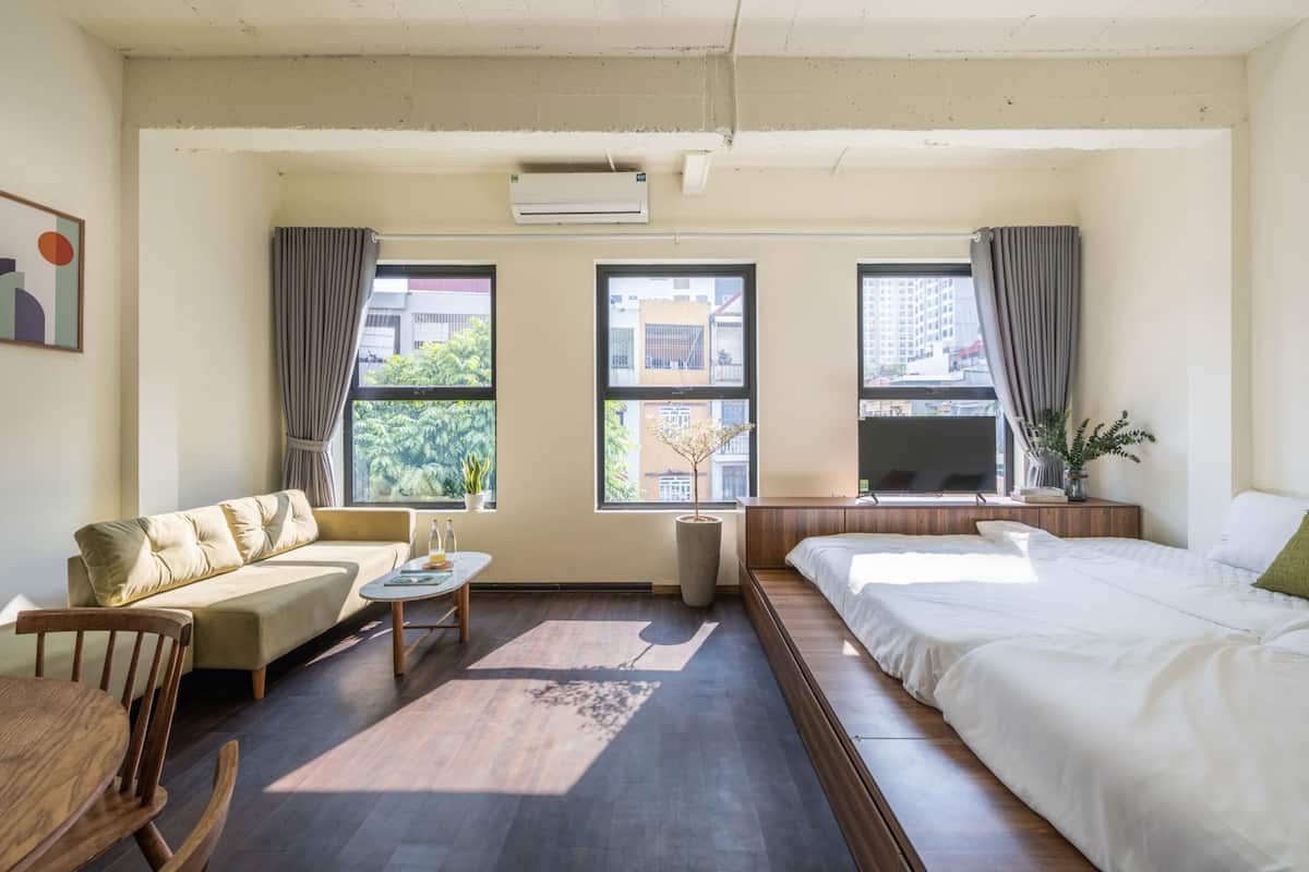1 bedroom, Egyptian cotton sheets, premium bedding, down comforters