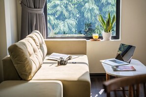 Suite ejecutiva | Zona de estar | Televisión LCD de 30 pulgadas con canales por cable