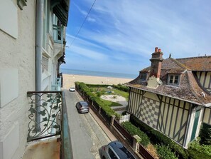 Näkymä rannalle/valtamerelle