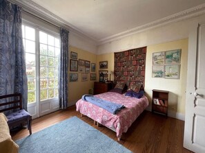 6 bedrooms, iron/ironing board, WiFi, bed sheets