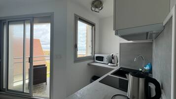 Kühlschrank, Mikrowelle, Wasserkocher mit Kaffee-/Teezubehör