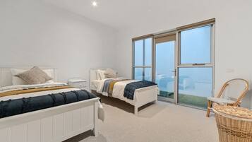 2 chambres, bureau, fer et planche à repasser, lit parapluie