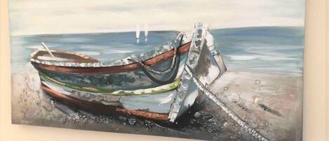 Pintura de um barco numa praia.