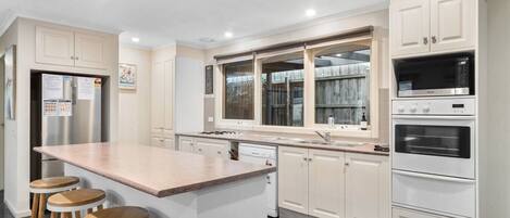 Kjøleskap, mikrobølgeovn, ovn og kokeplater