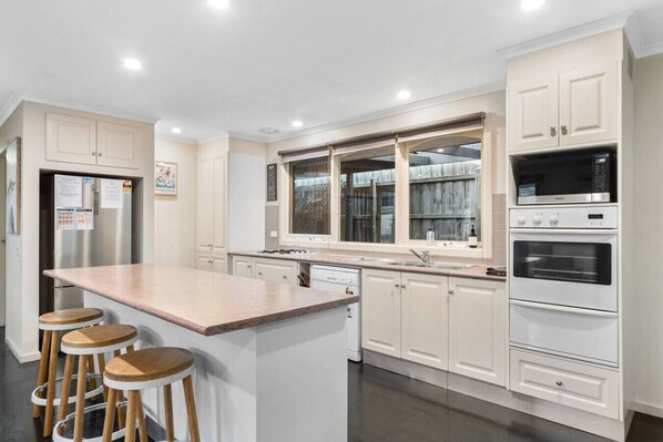 Réfrigérateur, micro-ondes, four, plaque de cuisson