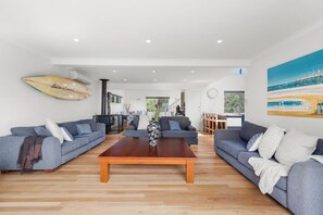 テレビ、暖炉、書庫