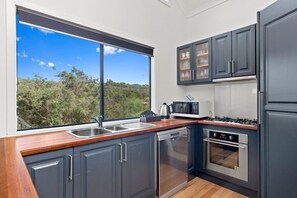 Frigorifero, microonde, piano cottura, lavastoviglie