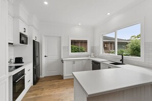 冷蔵庫、電子レンジ、オーブン、コンロ