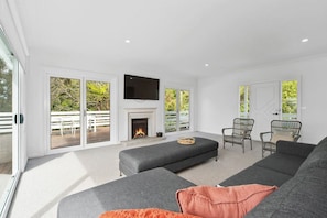 TV, fireplace