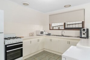 فرن، غسالة أطباق، ماكينة لصنع القهوة/الشاي، محمصة خبز