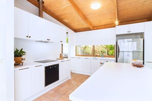 Fridge, microwave, oven, stovetop - Garden Cottage - Somers (Somers)