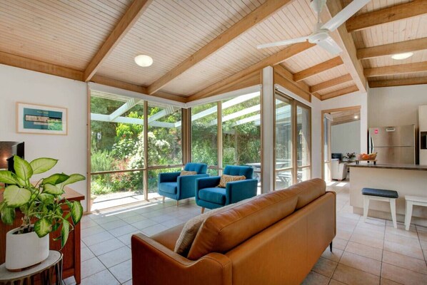 テレビ、卓球台