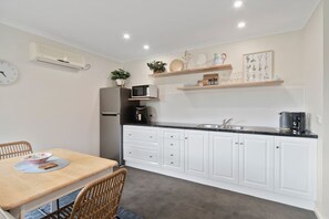 Kühlschrank, Wasserkocher mit Kaffee-/Teezubehör, Toaster
