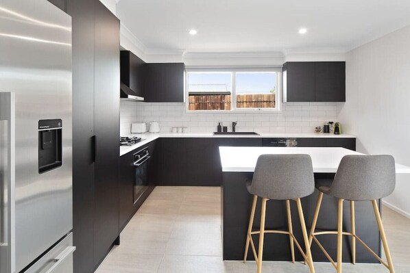 Fridge, microwave, oven, stovetop - Fresh Seas - Mornington (Mornington)