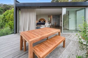 Outdoor dining - Couples Hillside Retreat (McCrae)