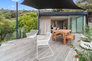 Outdoor dining - Couples Hillside Retreat (McCrae)