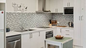 Refrigerador, microondas, horno y parrilla de estufa