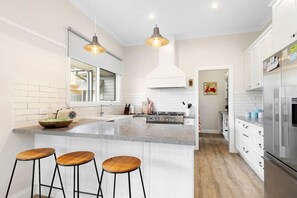 Réfrigérateur, four, plaque de cuisson, lave-vaisselle