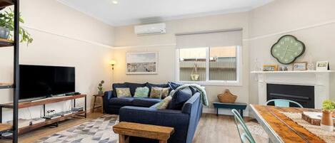 Télévision, cheminée