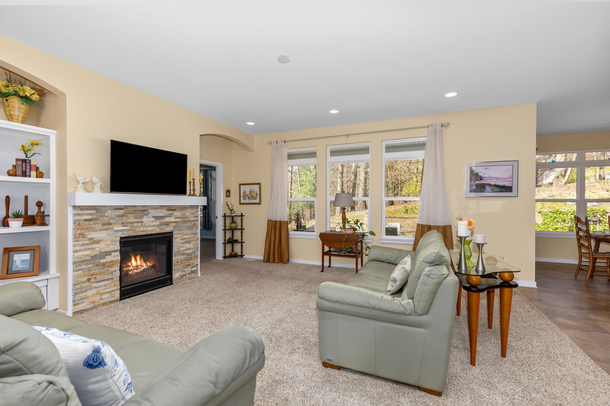 TV connectée, cheminée, lecteur de DVD, baby-foot