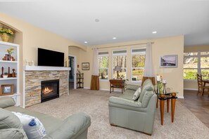 Smart TV, fireplace, DVD player, table football - Walk to Lake Michigan. Spacious 5-bedroom house near Tunnel Park and bike trails (Holland)