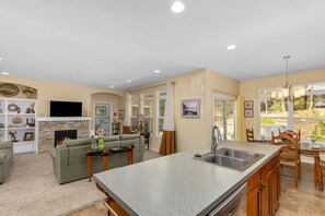 Interior - Walk to Lake Michigan. Spacious 5-bedroom house near Tunnel Park and bike trails (Holland)