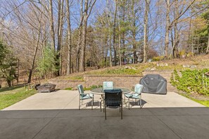 Outdoor dining - Walk to Lake Michigan. Spacious 5-bedroom house near Tunnel Park and bike trails (Holland)