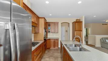 Refrigerador, microondas, horno y parrilla de estufa