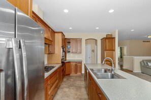 Refrigerador, microondas, horno, placa de cocina