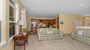 TV connectée, cheminée, lecteur de DVD, baby-foot