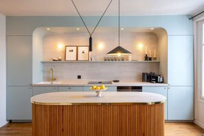 Kjøleskap, mikrobølgeovn, ovn og oppvaskmaskin