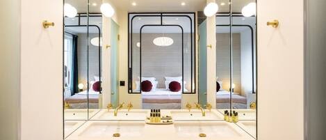 2 bedrooms, iron/ironing board, travel cot, WiFi