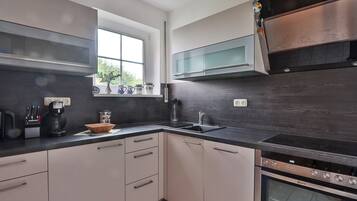 Fridge, oven, dishwasher, coffee/tea maker