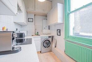 Fridge, microwave, oven, coffee/tea maker