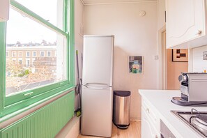 Fridge, microwave, oven, coffee/tea maker - Picturesque Flat in Camden Town (London)