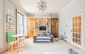 Smart TV - Picturesque Flat in Camden Town (London)