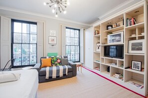 1 bedroom, iron/ironing board, free WiFi, bed sheets - Picturesque Flat in Camden Town (London)