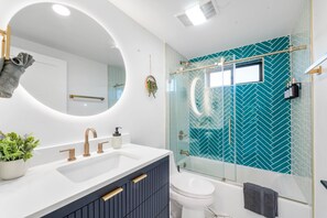 Douche, sèche-cheveux, serviettes fournies