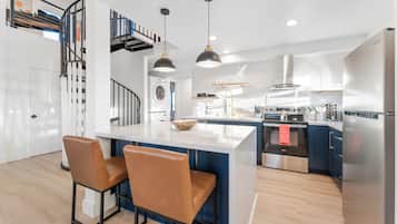 Refrigerador, microondas, horno y parrilla de estufa